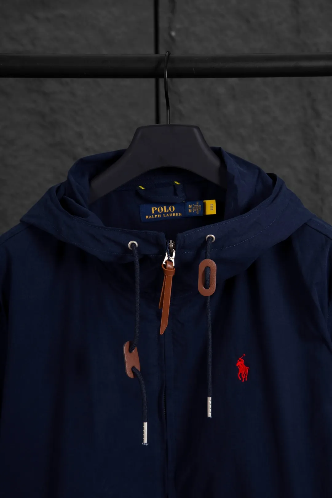 P290 White background picture [Popular item] Style number: 25109# (on sale all year round) Color: khaki/navy blue Size: S to XL - Ralph Lauren/Ralph Lauren Solid color logo embroidered cotton soft shell fabric hooded assault jacket - the face is the same as the original 32 high count plain weave super soft carbon grinding ✅ - Brand POLO three zippers Customized back collar webbing Dark and light two-color oil edge leather strips ✅ - Ralph Lauren/Ralph Lauren's classic men's and women's bomber zipper hooded jacket. It has an elegant and fashionable style with any wear. It has a retro and relaxed feel. The hood and zipper elements add to the casual casualness. The paper man effect on the upper body can be perfectly controlled whether it is sports style or casual style ✅